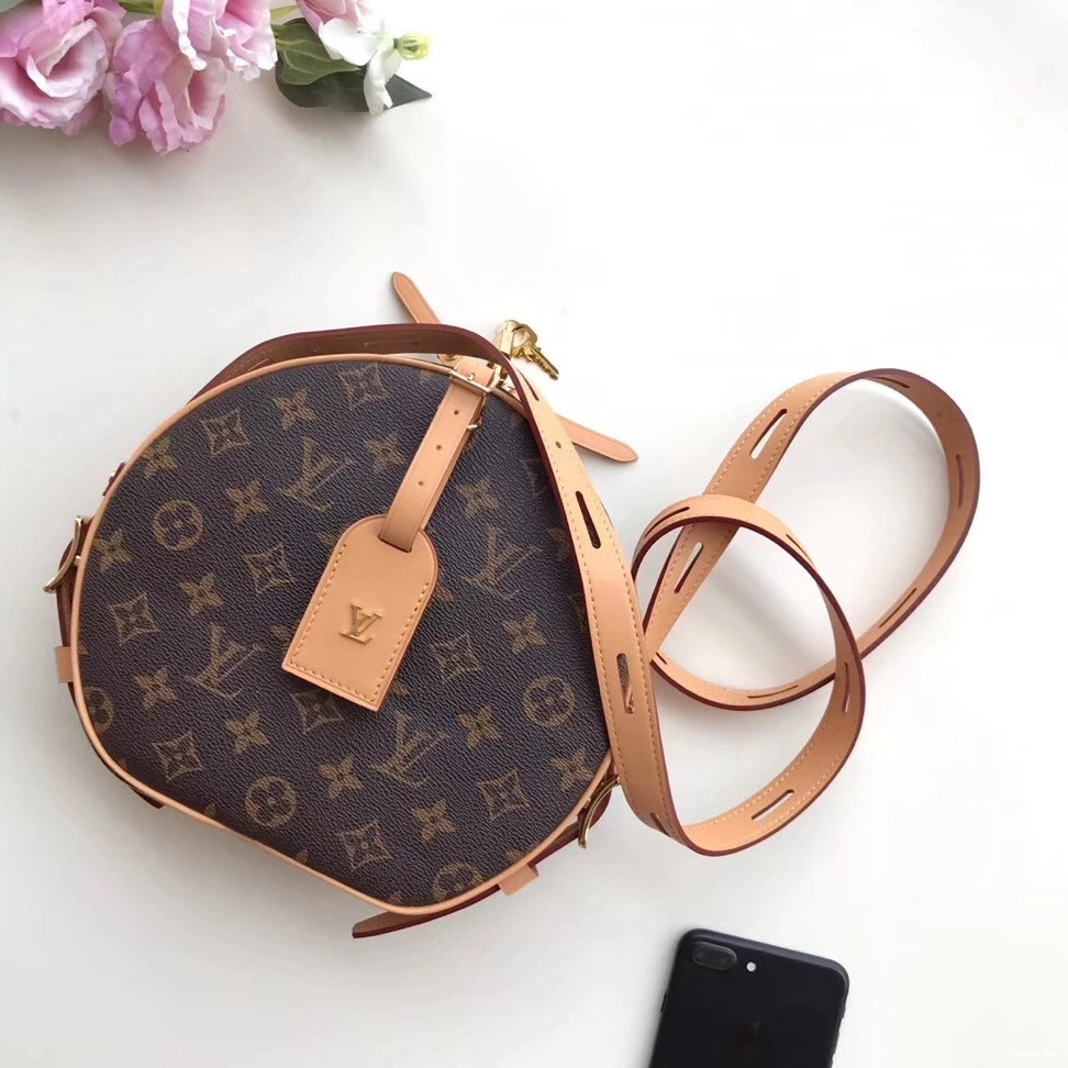 Vuitton BOITE CHAPEAU PETITE Louis 0731